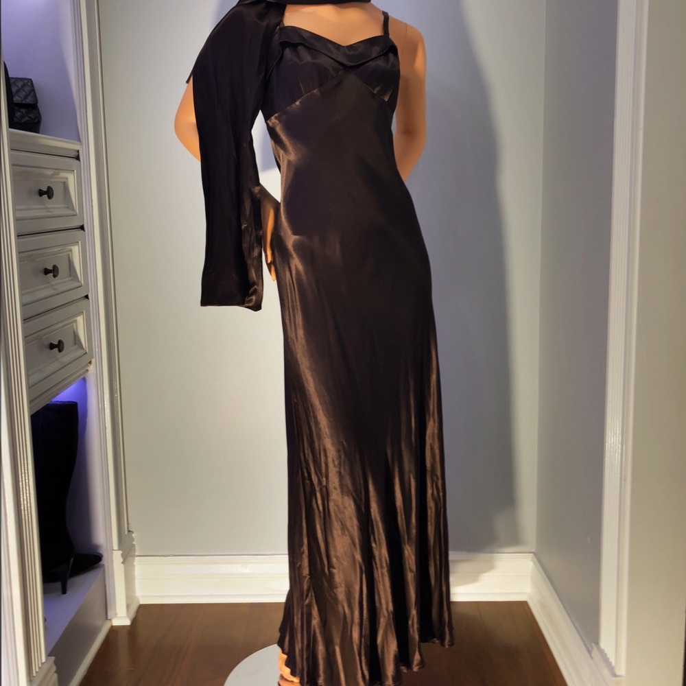 Outstanding gown in luxurious liquid satin!